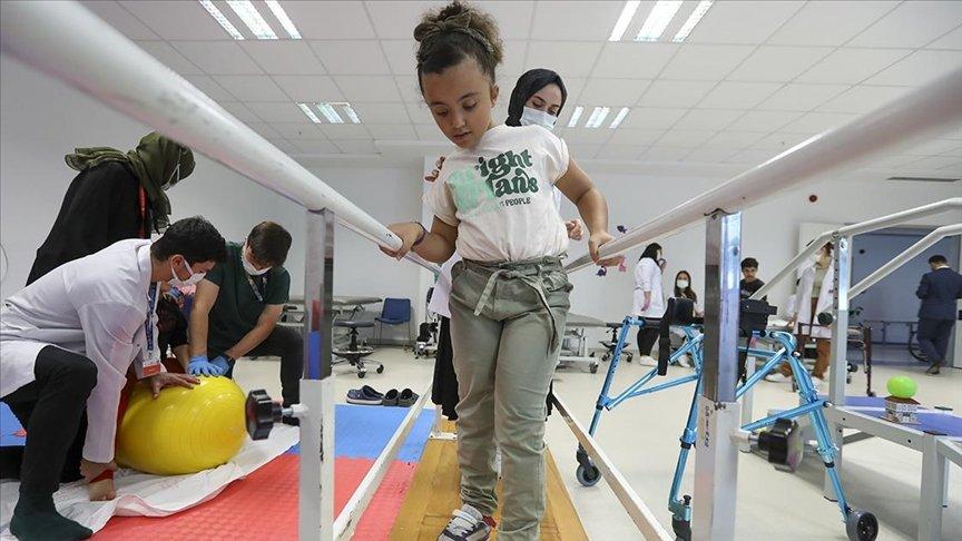 Yıllardır yürüme güçlüğü çeken serebral palsili Rana ilk adımlarını attı
