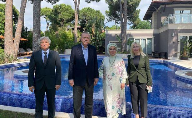 Cumhurbaşkanı Erdoğan, Rektör Özlenen Özkan ve eşi Ömer Özkan’la bir araya geldi