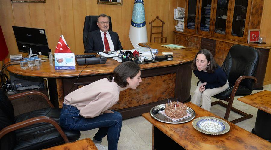 Rektörden hekim adayı ikizlere doğum günü sürprizi