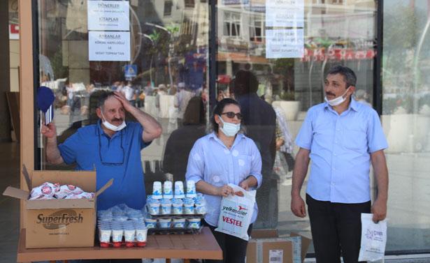Profesör kazandığı tazminat davasıyla Rize’de ekmek arası döner dağıttırdı