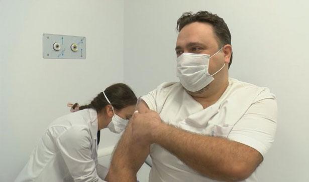 Çin'den gelen aşının sağlık çalışanlarına yapılmasına devam ediliyor