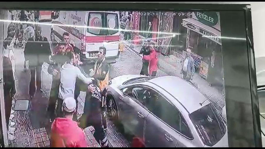 Ambulansa yol vermeyen esnaf ile sağlık çalışanları arasında tartışma çıktı