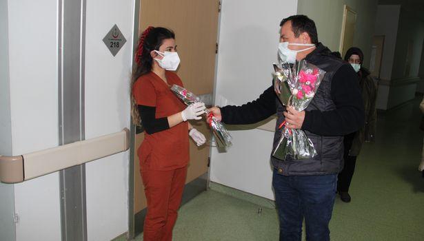 Sağlık çalışanları şifa, refakatçiler karanfil dağıttı