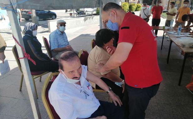 Aksaray İl Sağlık Müdürü anne ve babasının aşısını kendisi yaptı