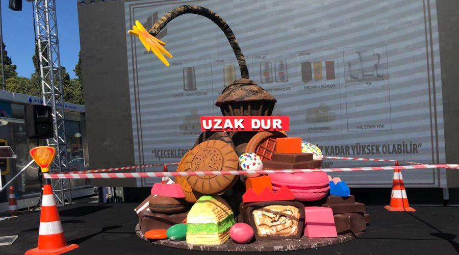 Şeker tüketimine dikkat çekmek için 'bomba' gibi maket koydular