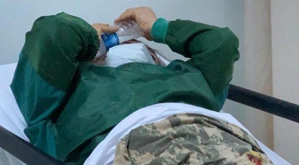 Samsun'da 17 yaşındaki genç kız, su şişesiyle sağlık çalışanını darbetti: Olay anı kameralara yansıdı
