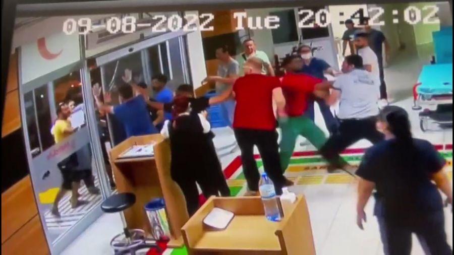 Darbettiği eşini hastaneye kadar takip edip, rapor hazırlayan sağlık çalışanlarını da darbetti