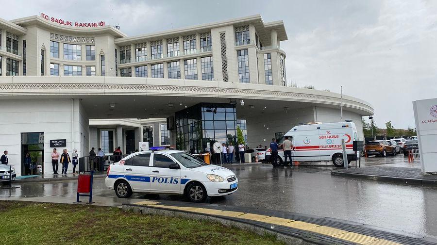 Sağlık Bakanlığı önüne ambulansla geldi, kapıları kilitledi: Bakan gelmezse kendimi patlatacağım