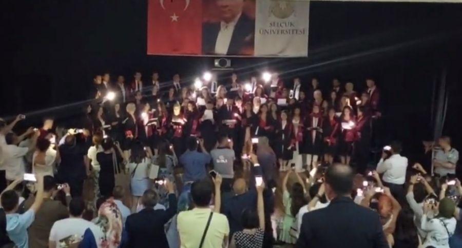 Sahne ışıkları ve perdeler kapatıldı: TTB tarafından yayınlanan Hekim Andı'nı cep telefonu ışığıyla okudular