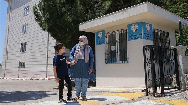 Gönüllü aşı yapan Serpil Ebe, hayatını otizmli oğluna ve mesleğine adadı