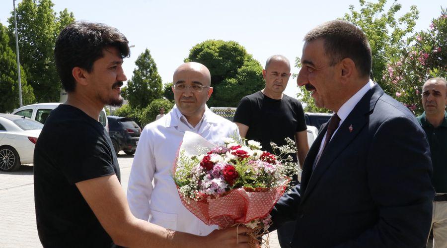Siirt'te saldırıya uğrayan doktora Vali Hacıbektaşoğlu'ndan ziyaret