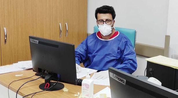 Randevuyu beklemeyen hasta, sertçe kapattığı kapıyla doktoru yaraladı
