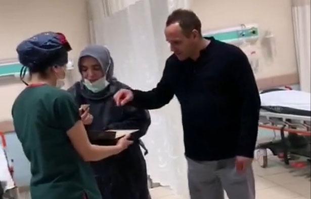 Doktor ve hemşirelerden sürpriz! Temizlik çalışanlarına baklava ikram ettiler!