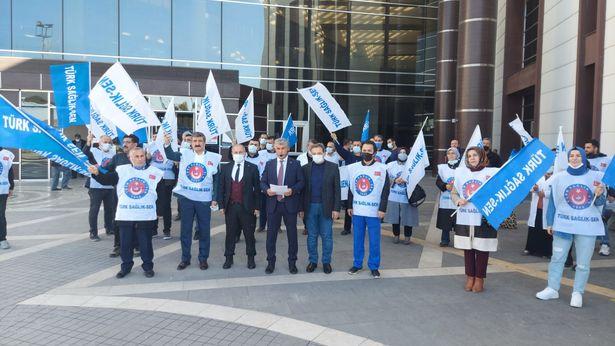 Sağlık çalışanları iş bıraktı: Herkes için ücret artışı istiyoruz