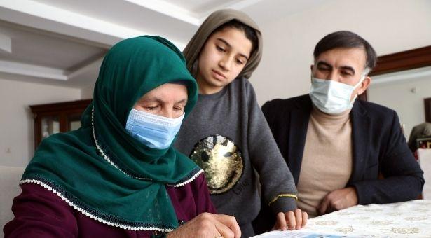 Van'da 9 çocuğunun 3'ü doktor olan anne, torunundan okuma yazma öğreniyor
