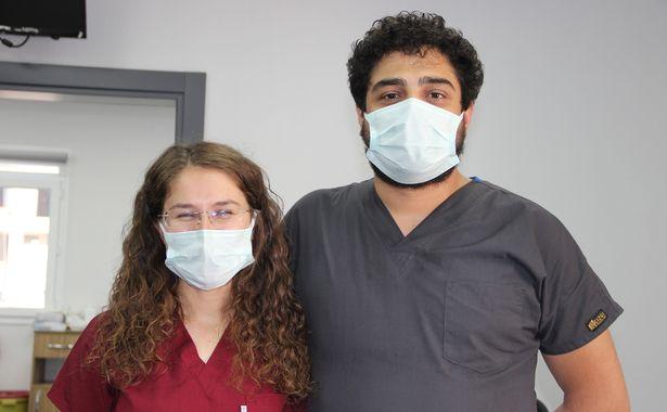 Hemşire eşine, izin gününde 9 saat aşı yaparak yardım eden doktor konuştu