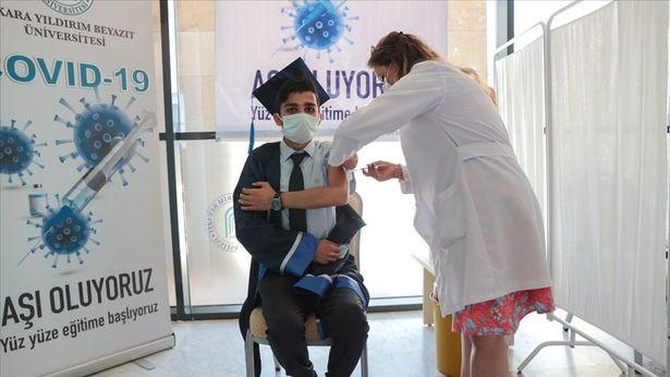 Tıp fakültesi öğrencilerinin aşı kampanyalı mezuniyet töreni