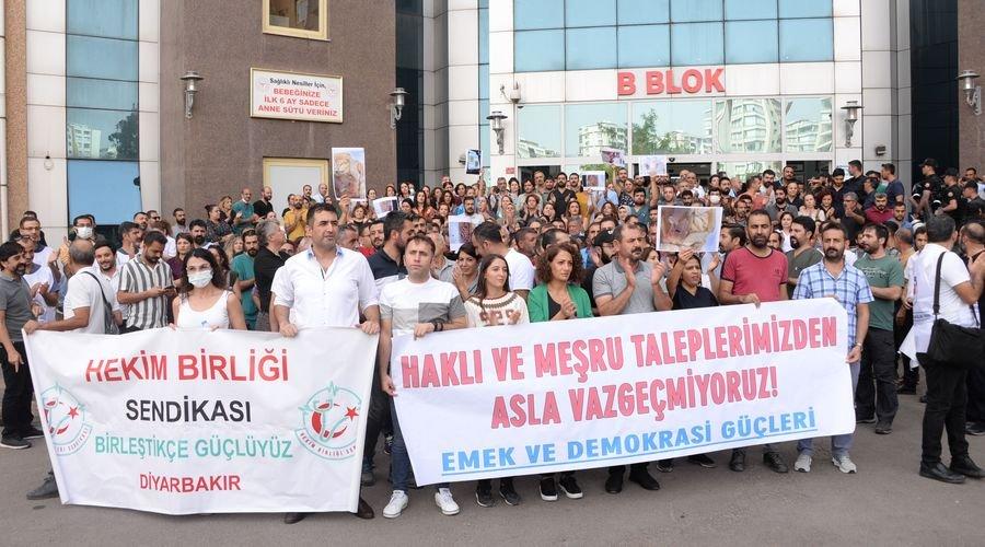 Diyarbakır’da sağlık çalışanları ‘hastane yemeği’ boykotunda ateş edilmesine tepki gösterdi