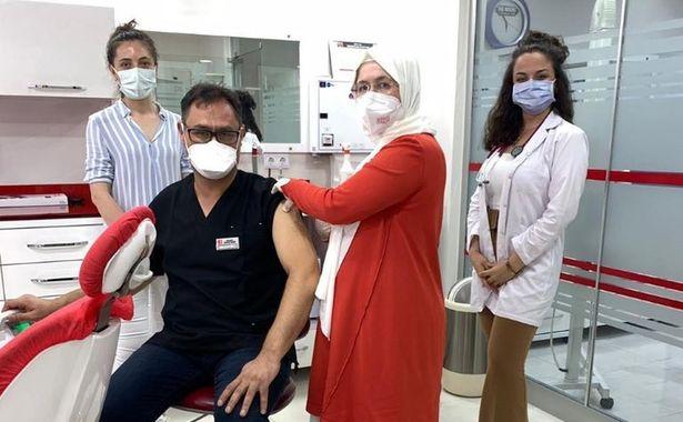 Hemşireden, diş hekimi eşine yerinde aşılama
