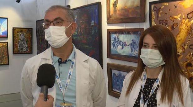Sağlık çalışanları, atölyeye çevirdikleri yoğun bakım odasında çizdikleri resimleri sergiliyor