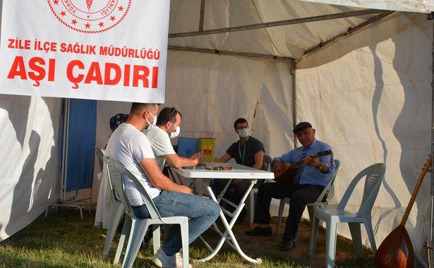 Tokat'ta aşısını olmaya gelen halk ozanı, sağlık çalışanları için yazdığı türküyü okudu