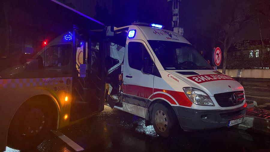 İstanbul'da ambulans ve İETT otobüsü kaza yaptı