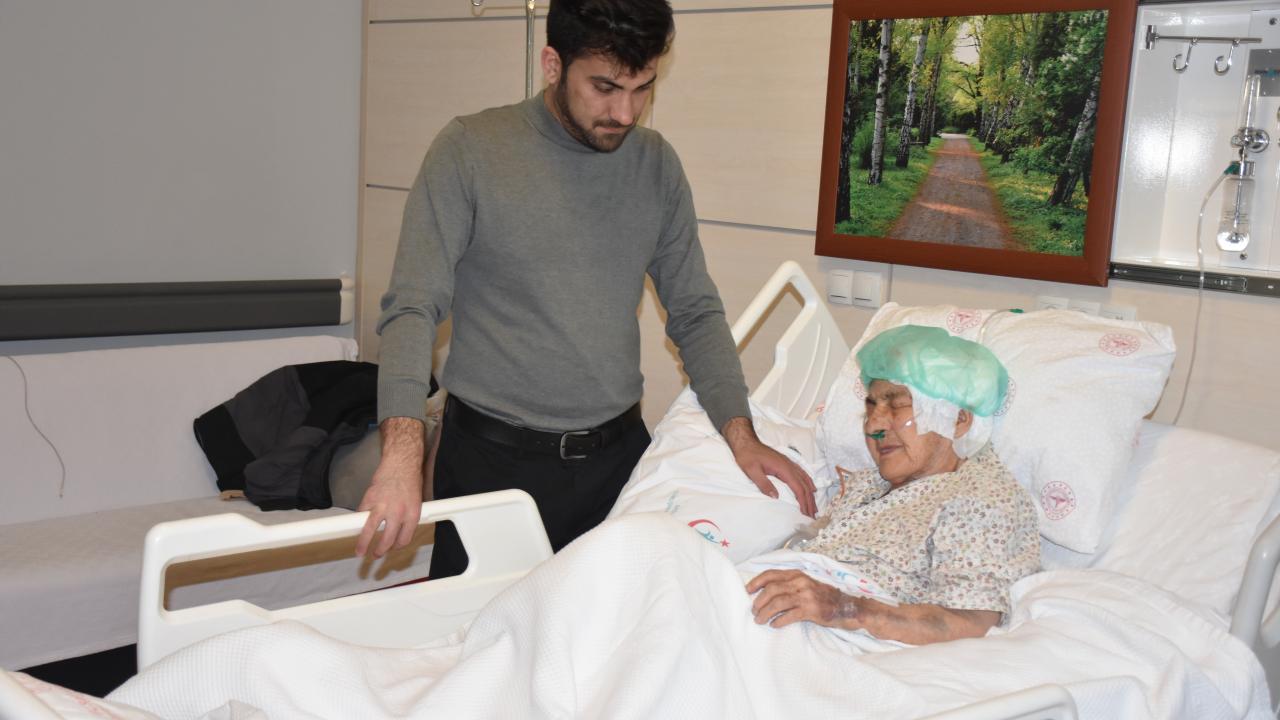 Beyin kanaması geçiren 112 yaşındaki hasta ameliyat edildi