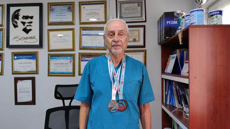 77 yaşındaki doktorun atletizmdeki 75'inci madalyası dünya ikinciliği oldu