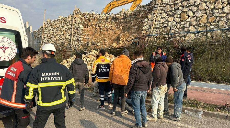 Mardin'de hastane inşaat bölgesinde istinat duvarı çöktü: 2 yaralı