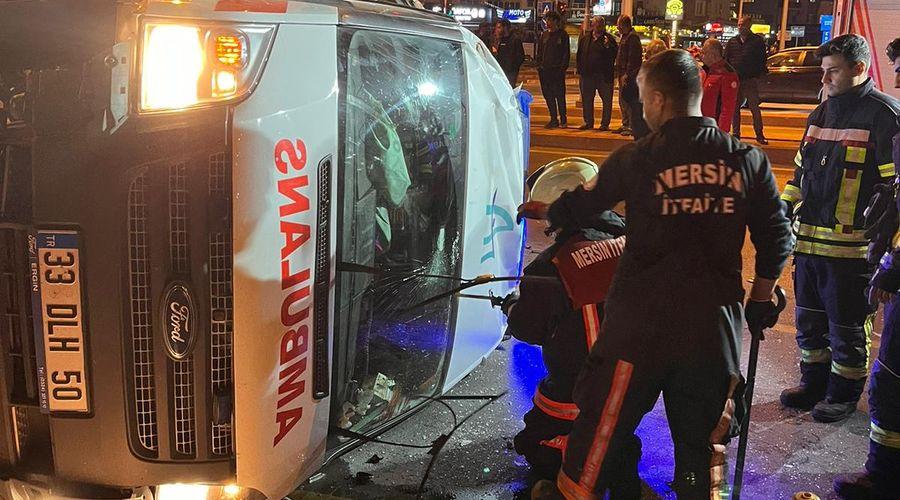 Mersin'de hastanın bulunduğu ambulans ile otomobil çarpıştı: 7 yaralı