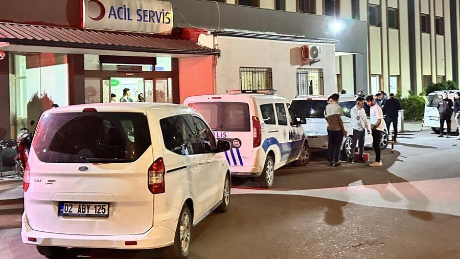 Adıyaman'da acil servis önünde bıçaklı kavga: 2 yaralı
