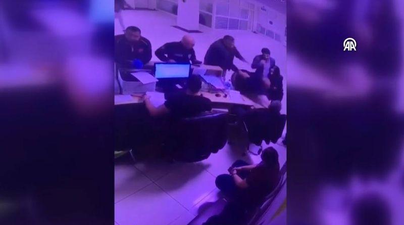 Adana'da acil serviste doktora yumruklu saldırı!