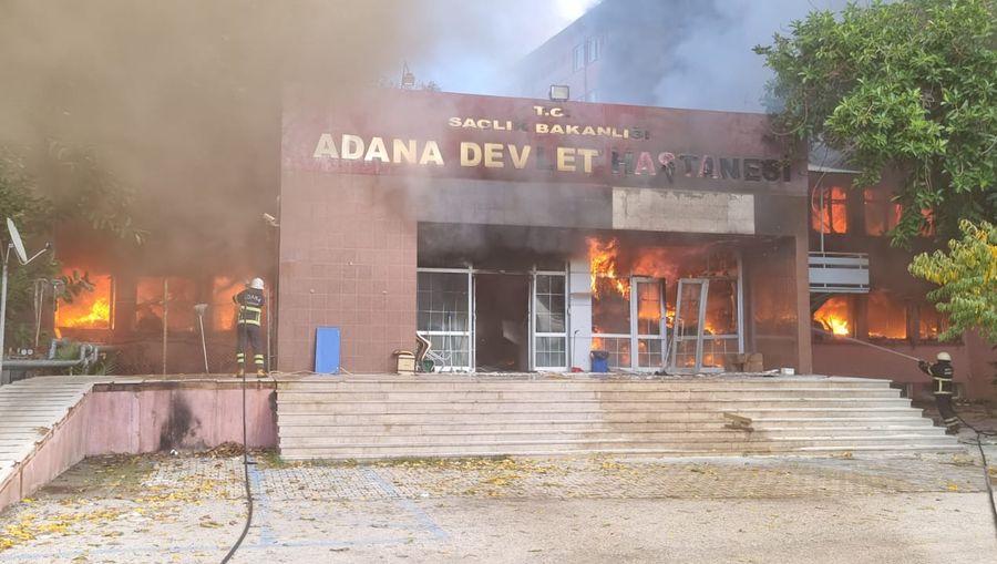 Adana'da eski devlet hastanesinde yangın