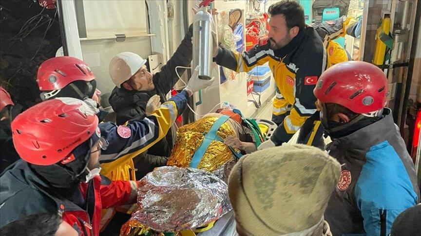 Adıyaman'da 77 yaşındaki kadın depremin 212'nci saatinde kurtarıldı