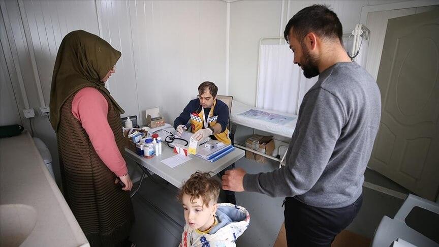 Konteyner kentlerin sağlık çalışanları depremzedelere 24 saat hizmet veriyor