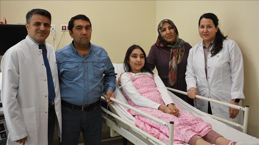 Akciğer nakli bekleyen genç, böbrek taşlarından doktor çiftin eş zamanlı ameliyatıyla kurtuldu