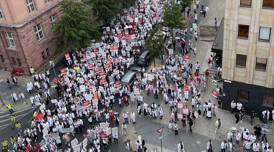 Almanya Sağlık Bakanı'ndan ilginç grev paylaşımı