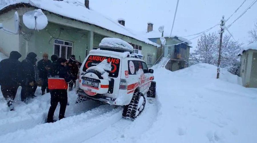 Hakkari'de astım hastası, paletli kar ambulansı ile hastaneye ulaştırıldı