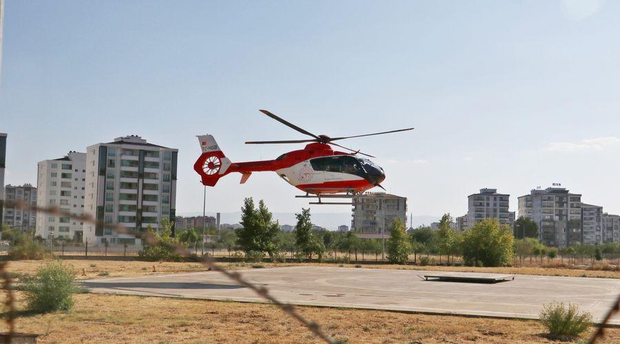 Ambulans helikopter, üzerine çay dökülen çocuk için havalandı