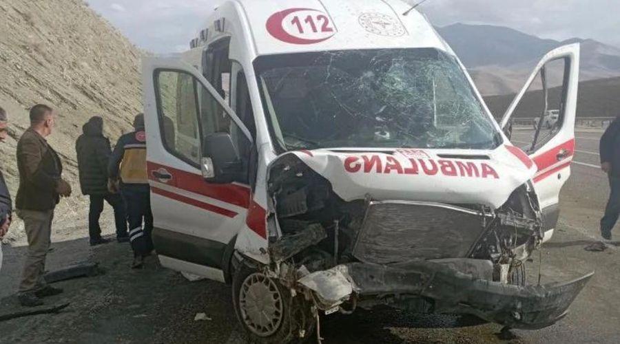 Van'da hasta taşıyan ambulans kaza yaptı: 3 sağlık çalışanı yaralı