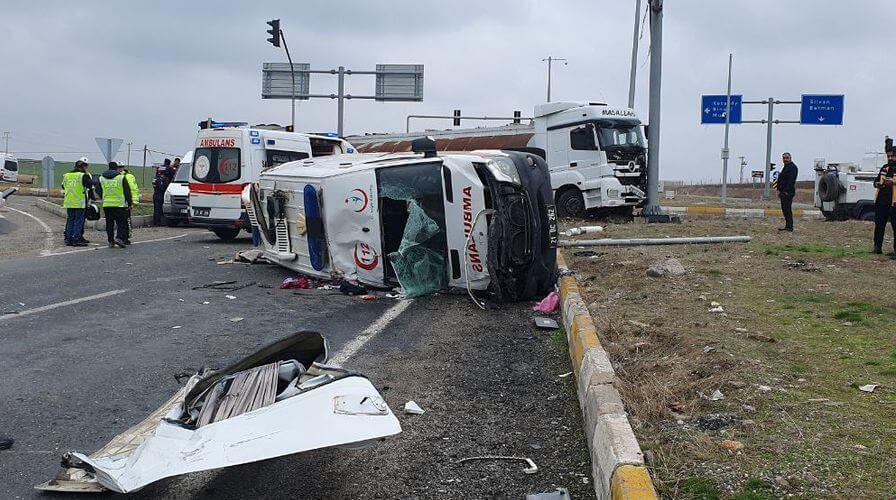 Diyarbakır'da feci kaza! Tırla ambulans çarpıştı: 1 ölü 5 yaralı
