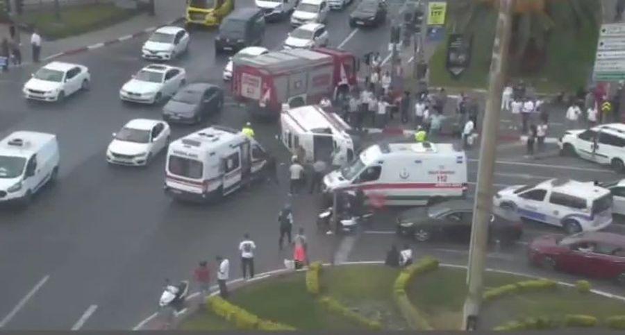 İstanbul'da ambulans devrildi: Yaralılar var