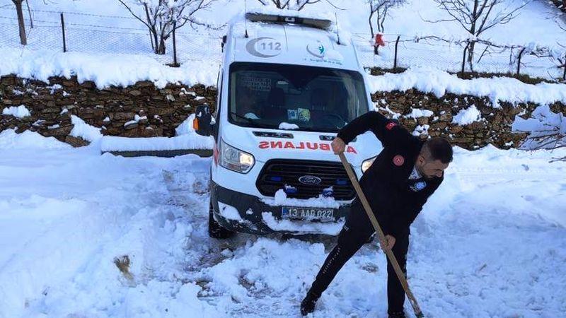 Bitlis'te hasta almaya giden ambulans kara saplandı