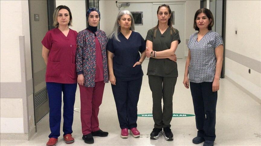 Kadın sağlık çalışanları, depremin ilk gününden beri yaralılara şifa olmayı sürdürüyor