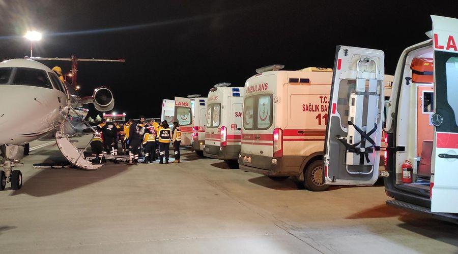 Deprem bölgesinden getirilen yaralılar hastanelere sevk edildi