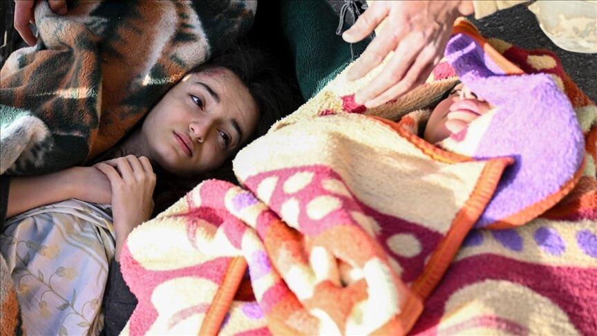 Hatay'da enkazdan 33 saat sonra çıkarıldığında kalbi duran kız kalp masajıyla hayata döndürüldü