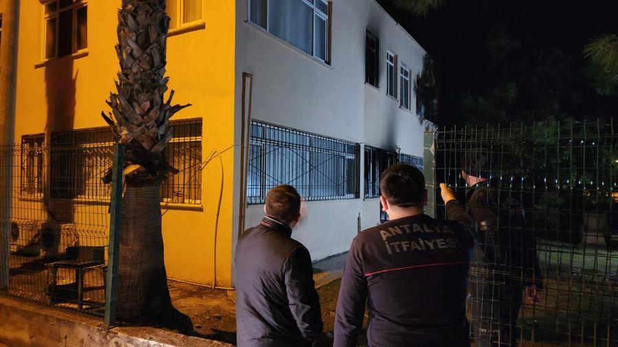 Antalya'da aile sağlığı merkezinde çıkan yangın söndürüldü