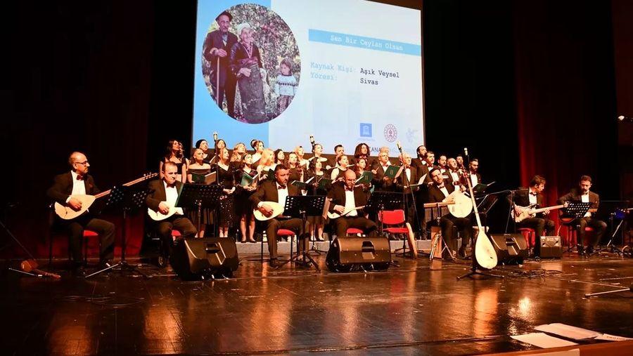 Sivas'ta sağlık çalışanları düzenledikleri konserle Aşık Veysel'i andı