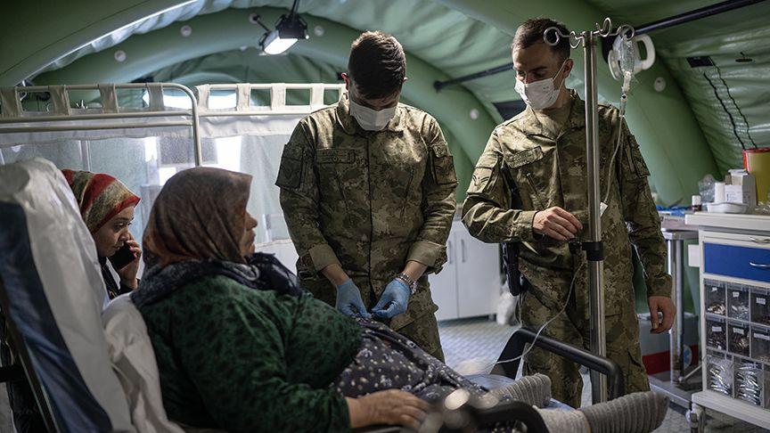 Türk ve Azerbaycanlı askeri hekimler yaraları sarmak için omuz omuza