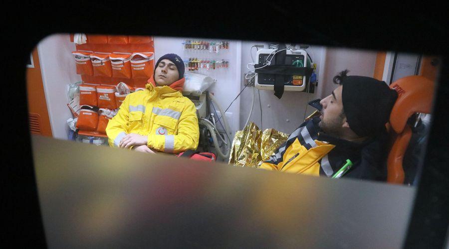 Binlerce canı kurtaran 112 ekipleri anlatıyor: Enkazdan çıkan bebek parmağımı emdi